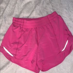 lululemon sonic pink hotty hots 4” inseam size 6
